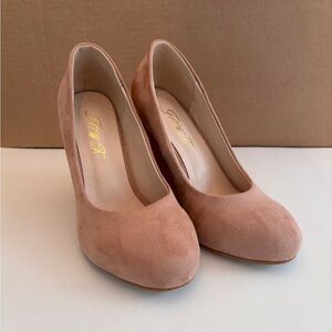 Size 8.5 Beige Wedge Heels – 3” Heel